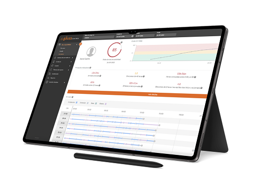Dashboard de la plataforma Gauss Risk para la gestión de riesgo operacional, mostrado en una tablet. La interfaz presenta gráficos, un índice de puntualidad y métricas de desempeño para una gestión preventiva y personalizada.