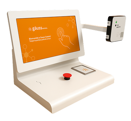 Render de producto del sistema Gauss Control, una estación fija para la gestión de riesgos laborales. El equipo es de color blanco, incluye una pantalla táctil con la interfaz del software, un notorio botón rojo de parada y un alcoholímetro de alta precisión para controles preventivos.