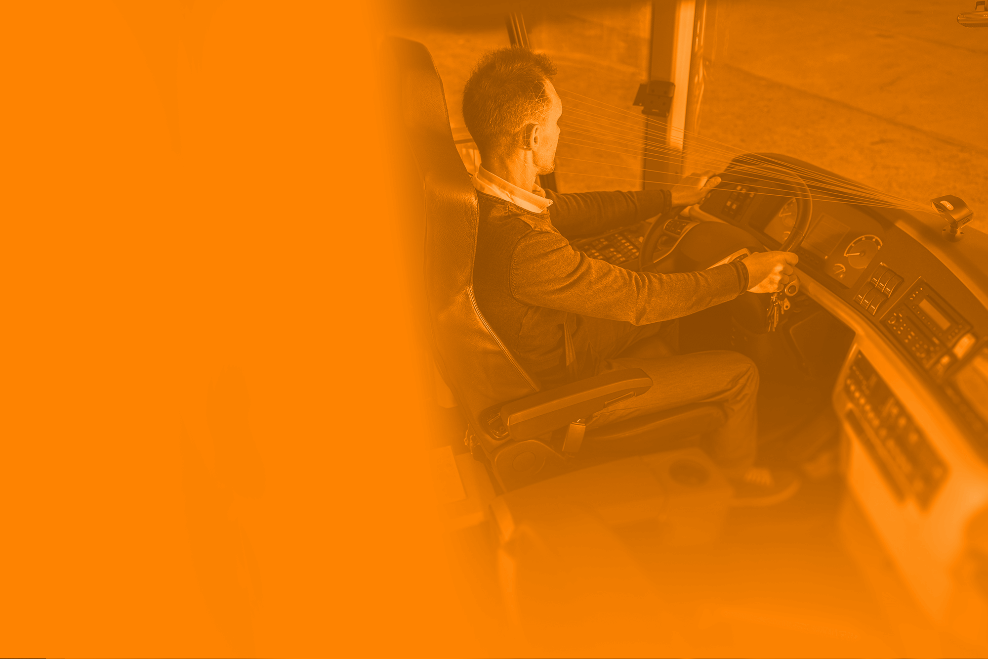 Conductor de vehículo de transporte siendo monitoreado en cabina. Representa la prevención de fatiga y distracción mediante las soluciones de seguridad de Gauss Control. versión tablet.